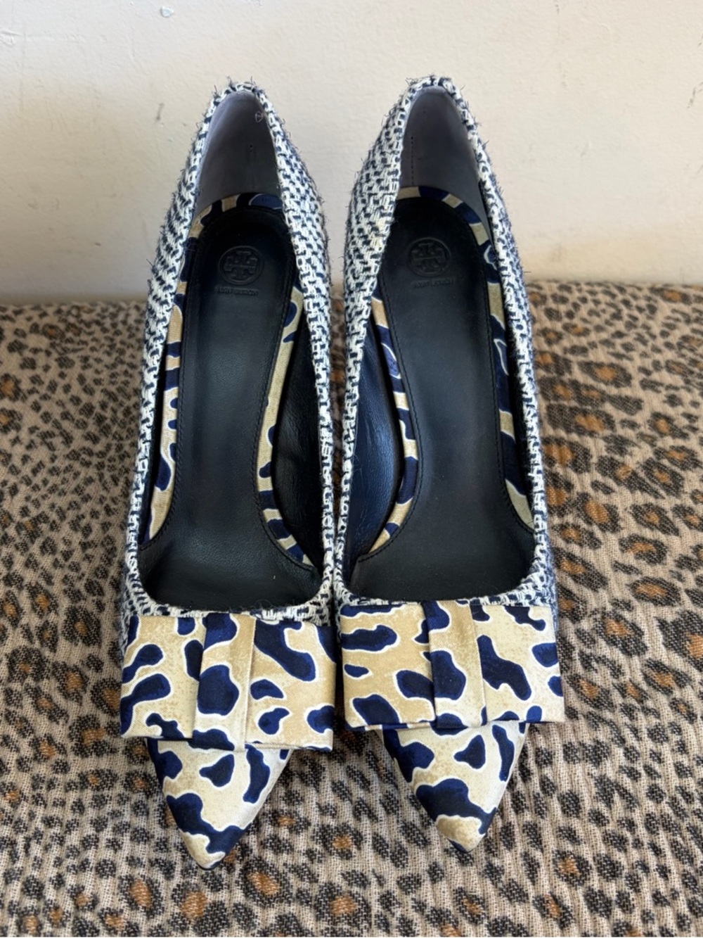 Tory Burch Cleo Tweed Pumps featuring silk bow heels in a navy blue - Picture 2 of 12